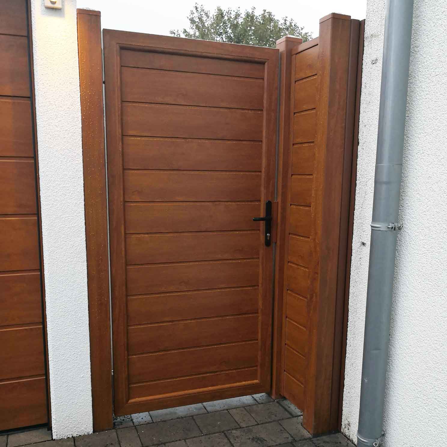 Eingangspforte Sichtschutztür in Holzoptik Golden Oak aus Kunststoff