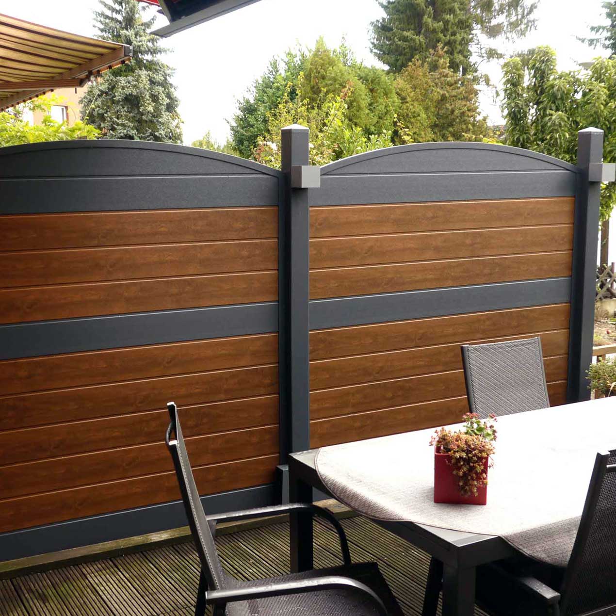 Sichtschutzzaun aus Kunststoff PVC in der Trend-Farbkombination Nussbaum und Anthrazit auf der Terrasse