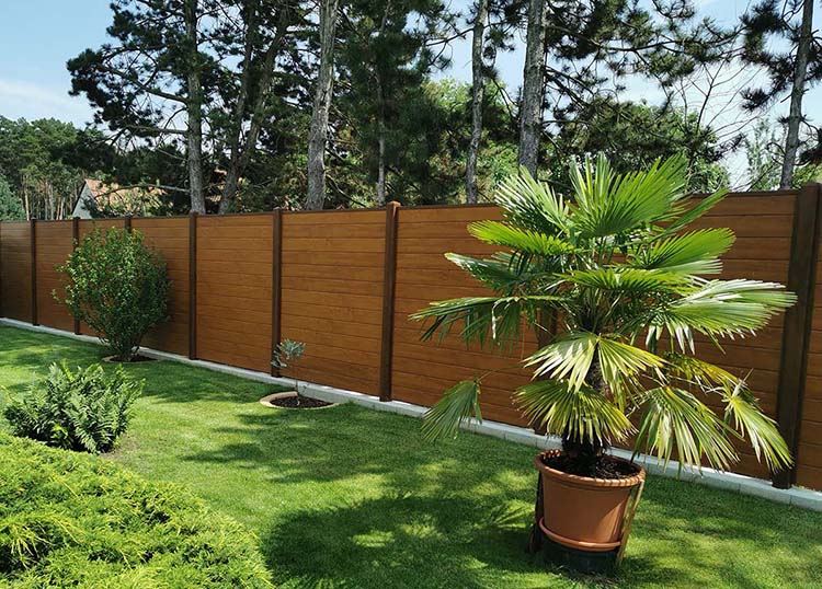 Sichtschutzzaun Holz mediterraner Garten