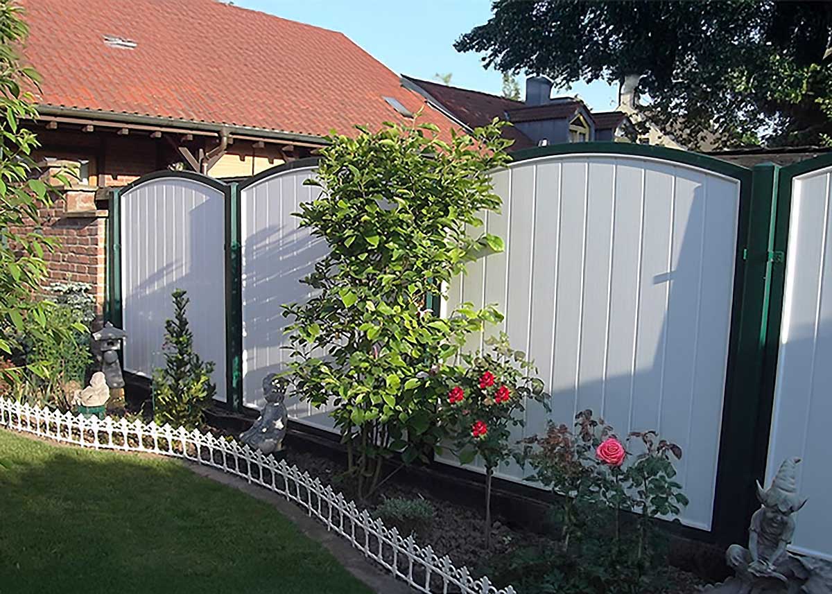 Sichtschutzwand mit Bogen und grünem Rahmen – Gartenidylle mit klassischer Note