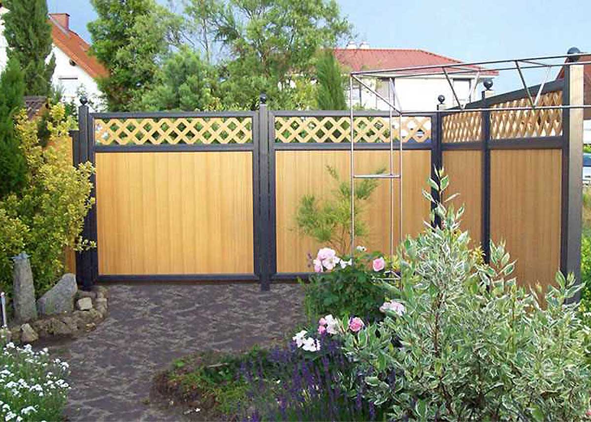Trennwand aus Kunststoff mit WOW-Effekt– Holzoptik trifft Anthrazit
