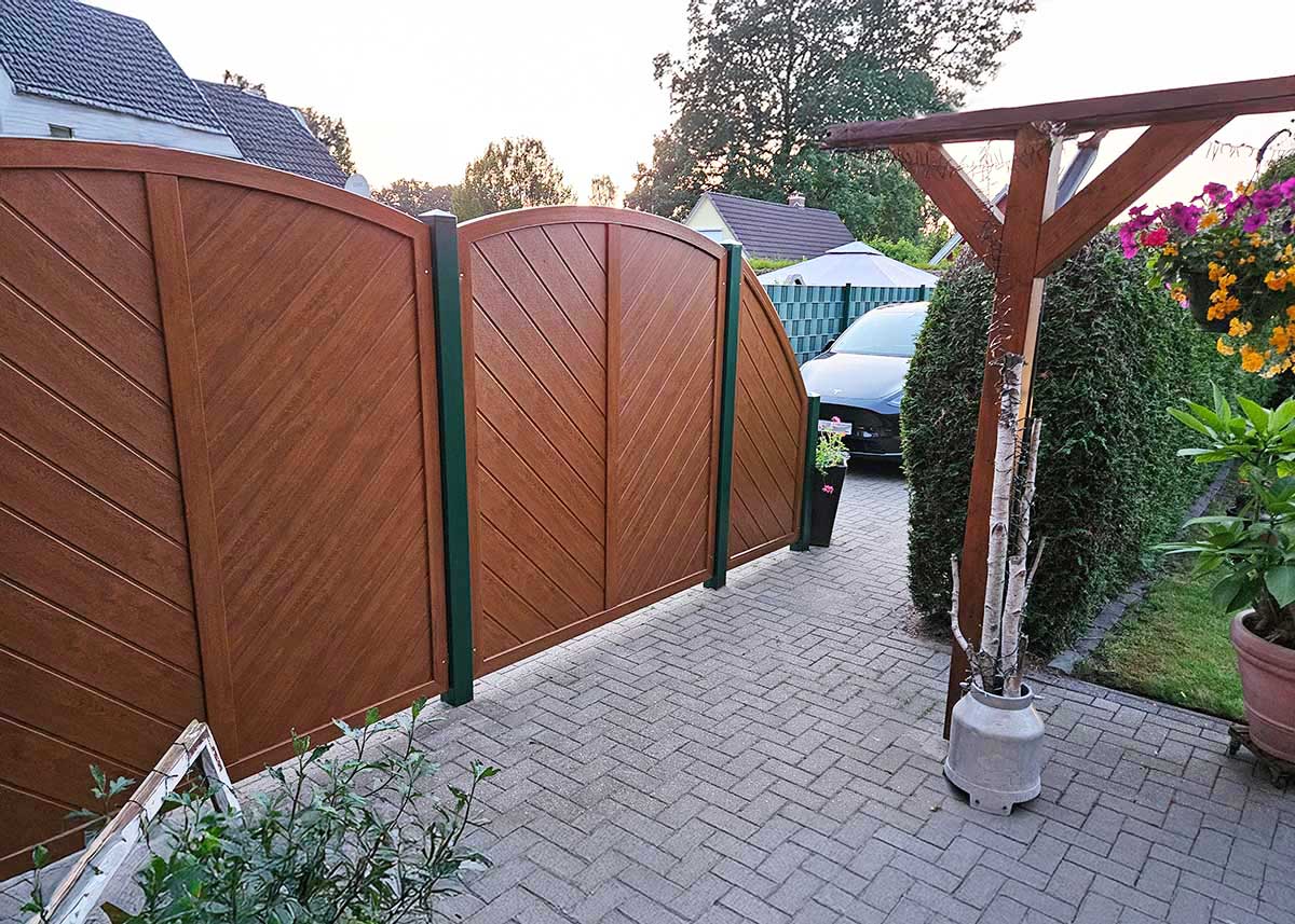 •	Sichtschutz mit Fischgrätmuster diagonaler Verlegung in Holzoptik, Kunststoffzaun in Holzdesign mit Bogen, wetterfester Gartenzaun
