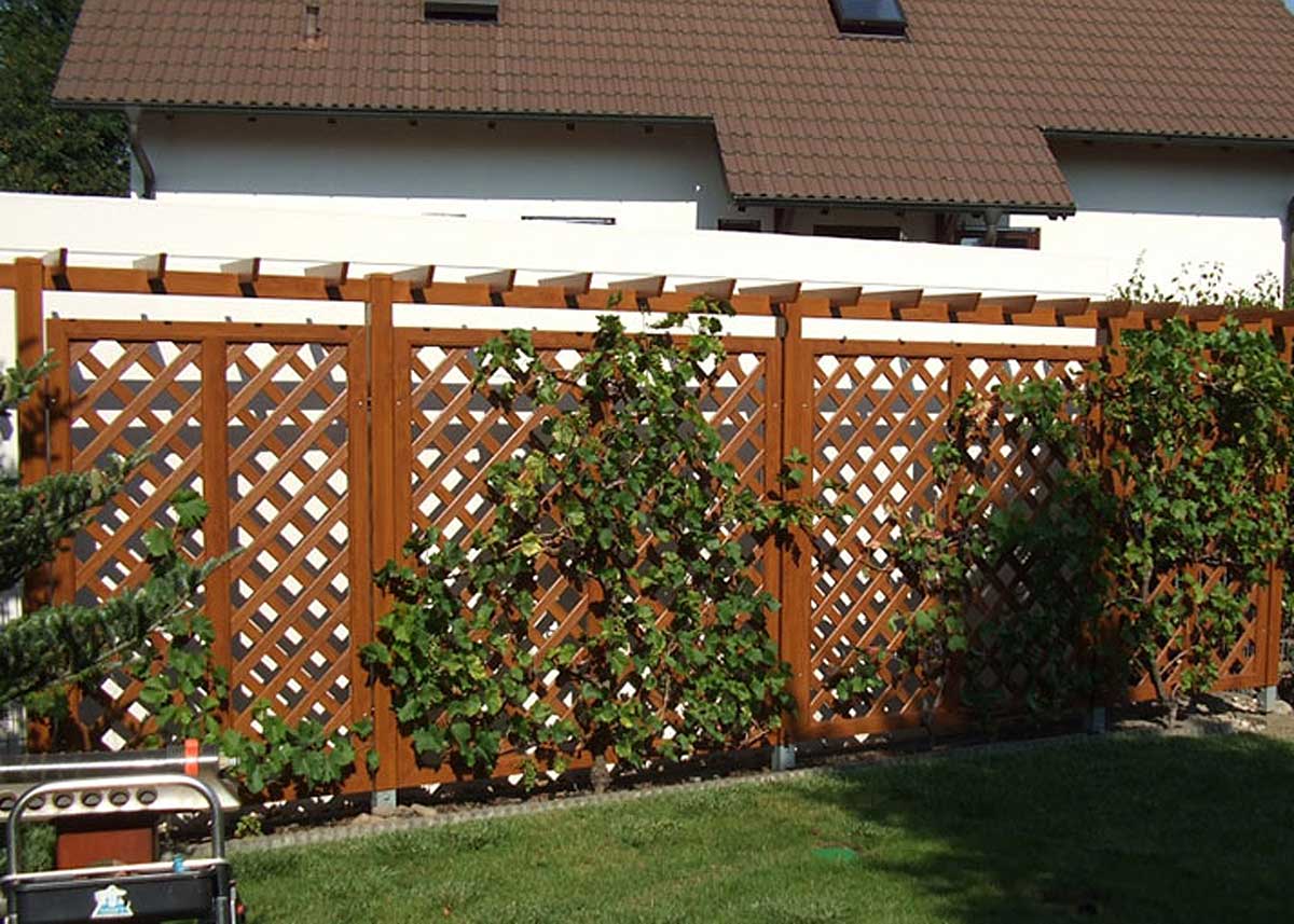 Rankgitter-Zaunelemente in Holzoptik aus Kunststoff – Natürliche Gartengestaltung leicht gemacht