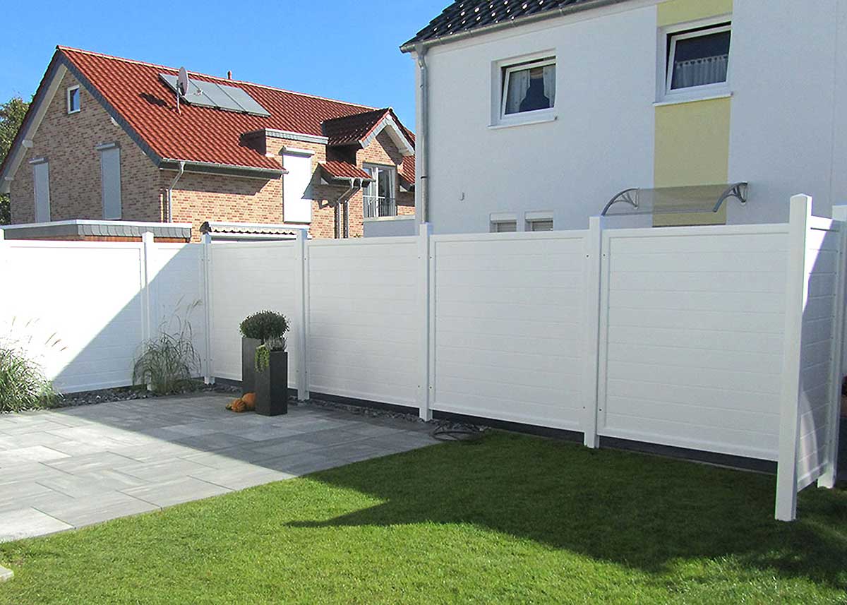 klare Trennung - Weißer Sichtschutz in eng bebauten Wohnsiedlungen