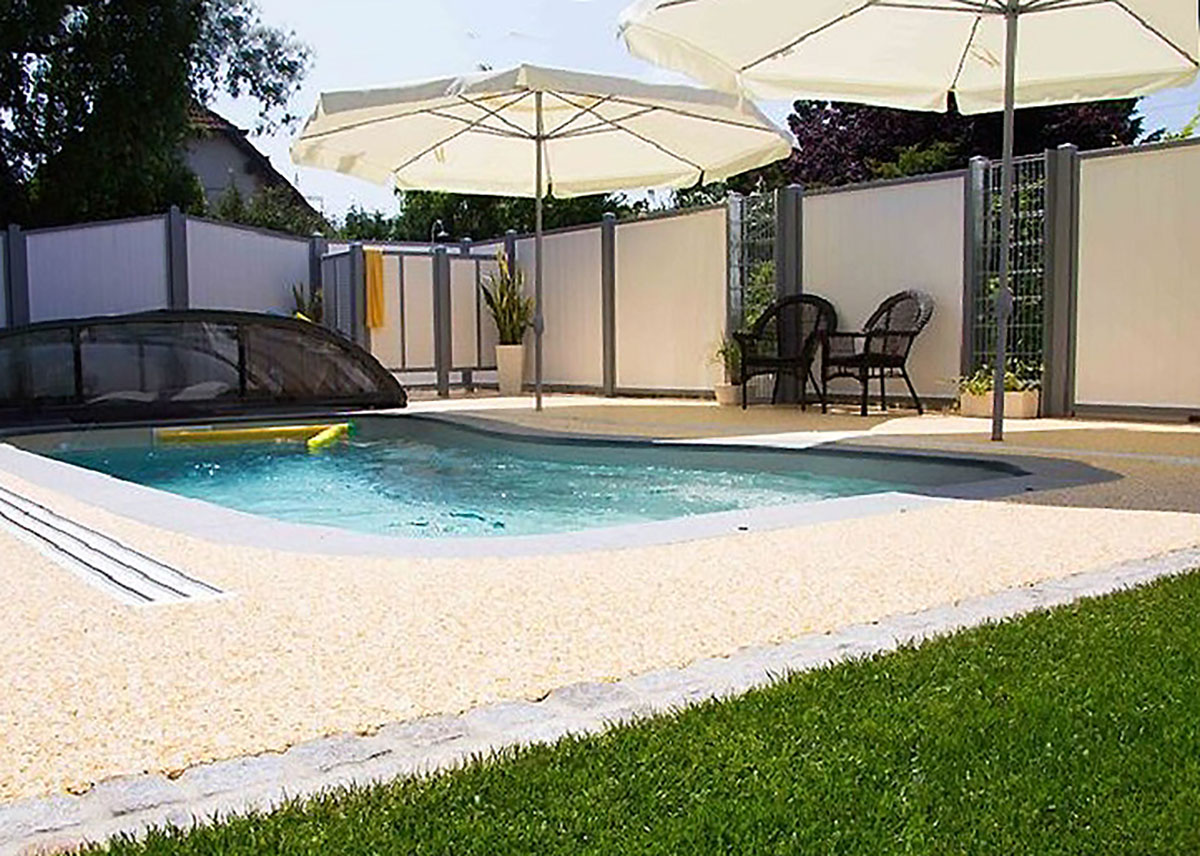 Sichtschutz in Weiß und Silbergrau – stilvoller Rückzugsort am Pool mit Mehrwert