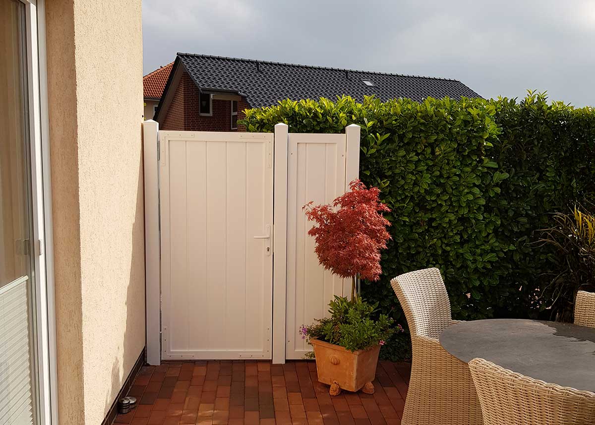 Sichtschutztür in Weiß: Stilvoller Zugang zur Terrasse und Garten
