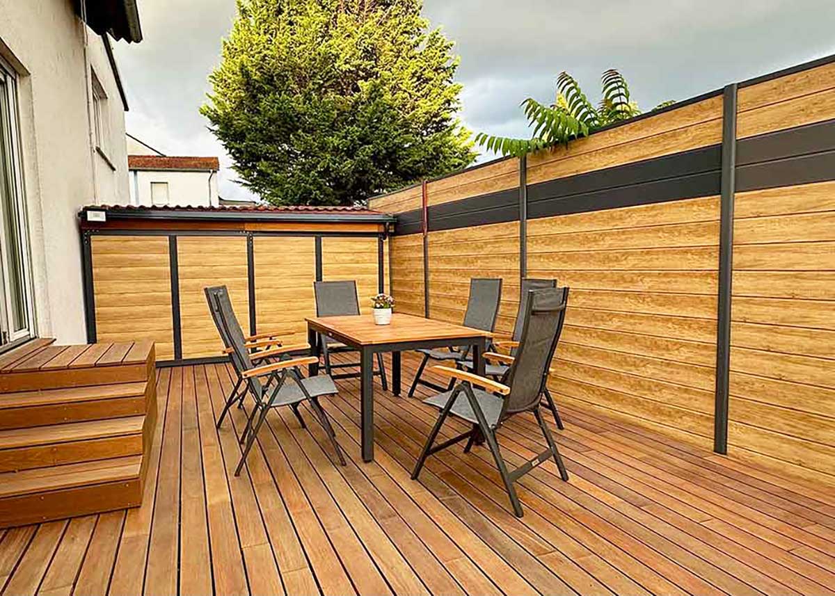 Sichtschutz auf Terrasse in heller Holzoptik mit Anthrazit-Zierstreifen