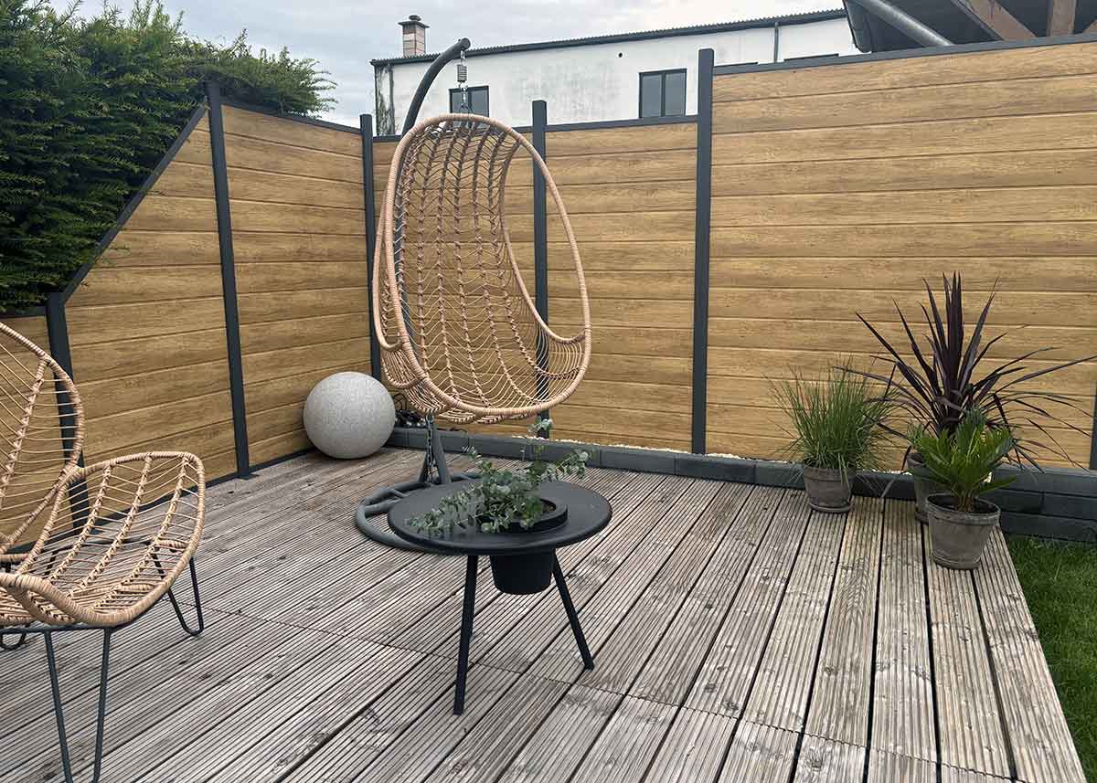 Heller Sichtschutzzaun in Holzoptik – Naturgefühl für Terrasse & Garten