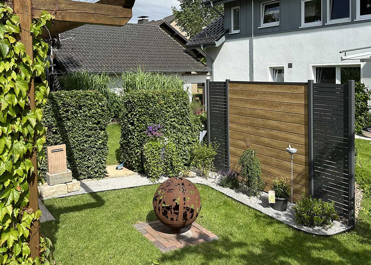 Feuerstelle mit Sichtschutz: Design trifft Gemütlichkeit