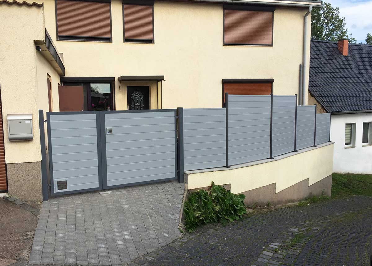 •	anthrazitgrauer Sichtschutz für Hof und Terrasse, Bausatz in grau mit Steckpfosten, blickdichtes Einfahrtstor aus Kunststoff
