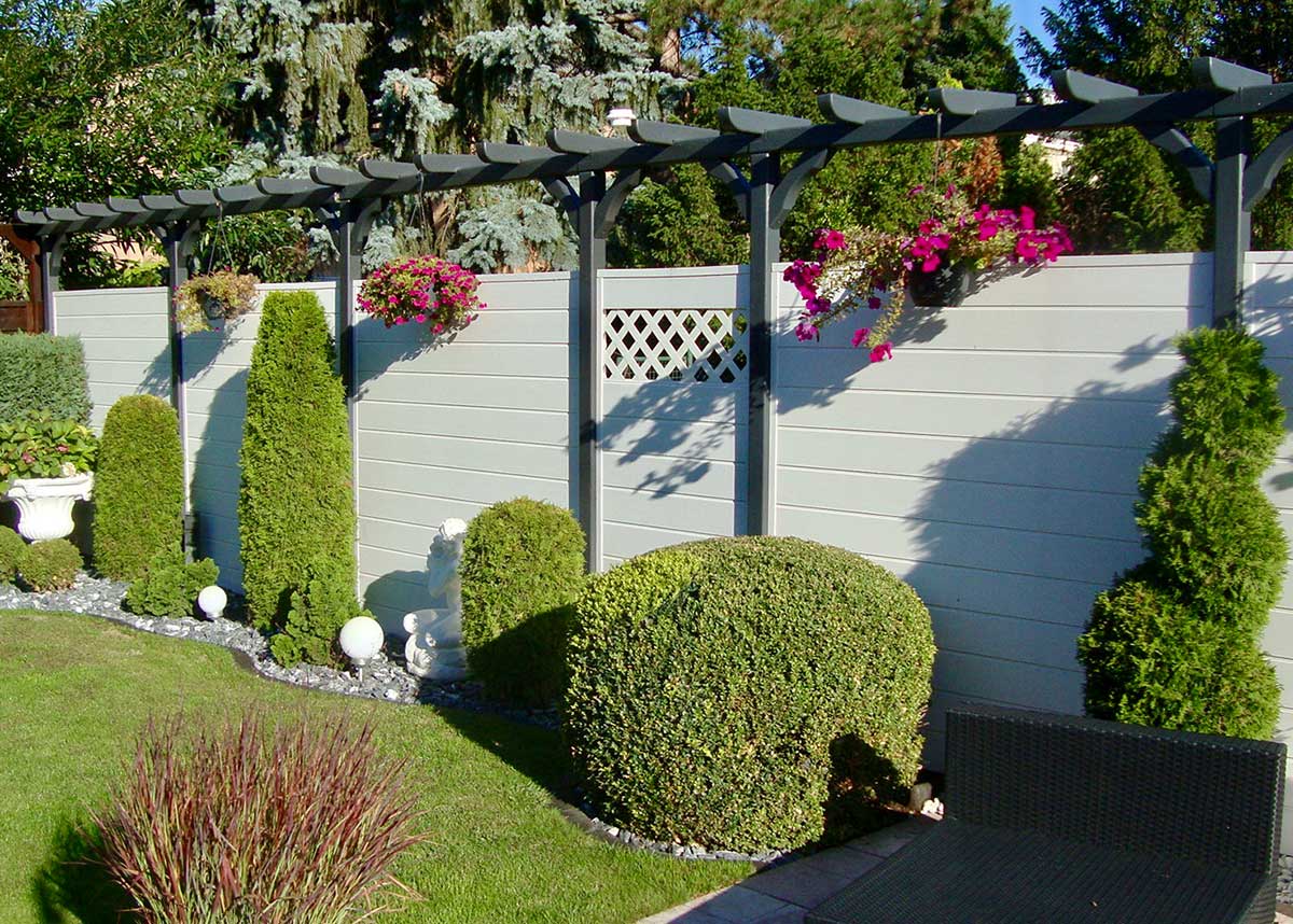 Sichtschutz zwischen Pergola: passgenau befestigt, harmonisch eingefügt
