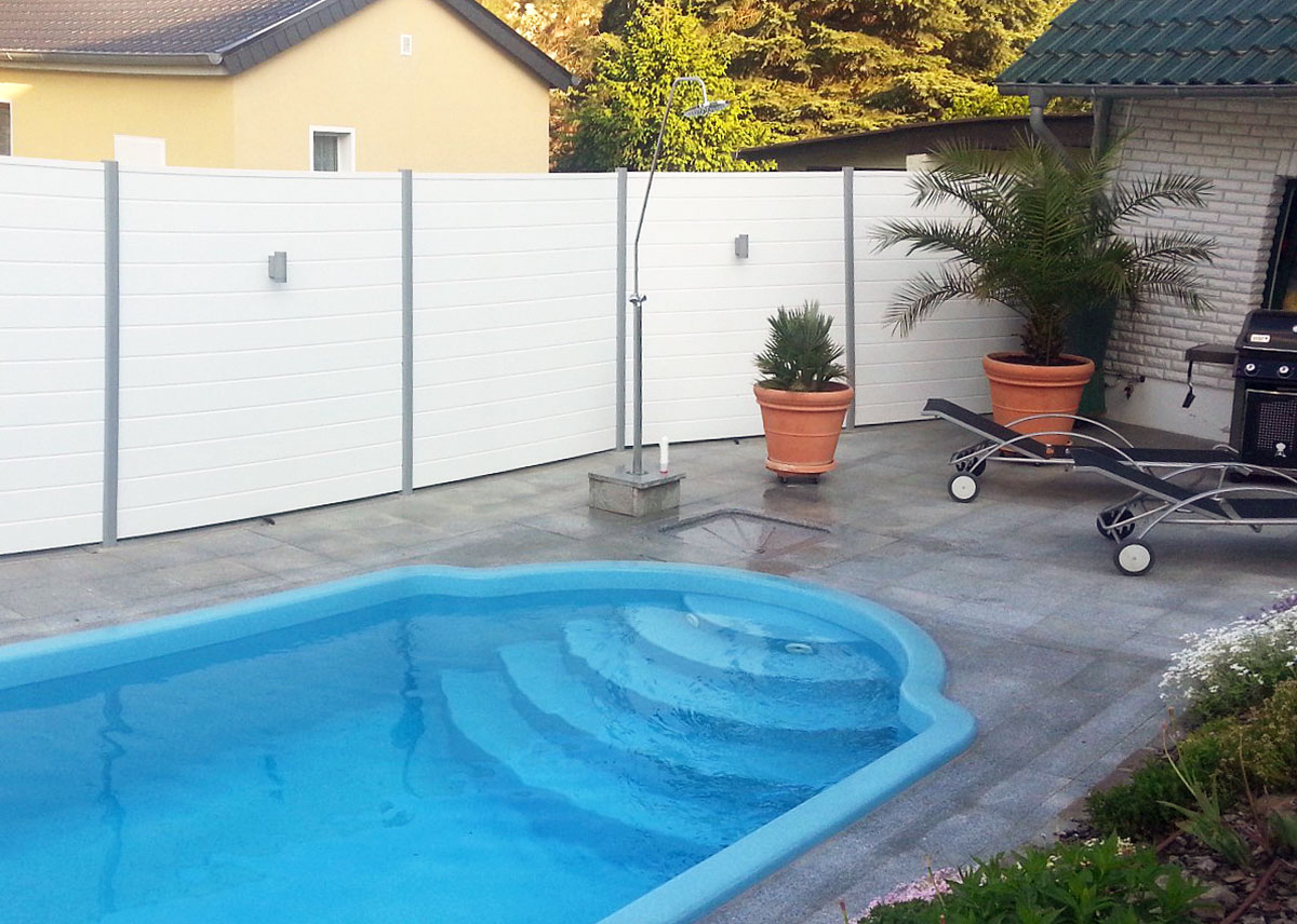 Sichtschutz Trennwand am Pool , weißes Stecksystem mit Aluminiumpfosten , Sichtschutz für Poolbereich im Garten , pflegeleichter Poolzaun aus Kunststoff