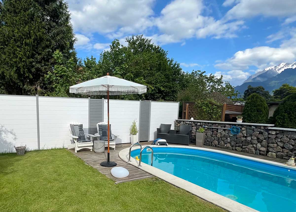 Sichtschutz am Pool in Weiß mit grauen Rhombuselement 