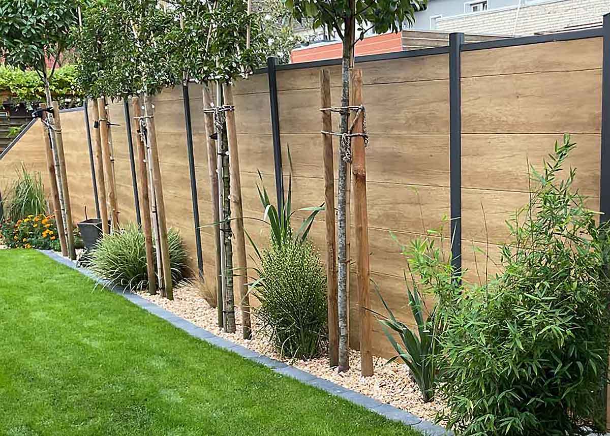 2m hoher Sichtschutz mit Tür in heller Holzoptik Desert Oak mit Anthrazit im Garten