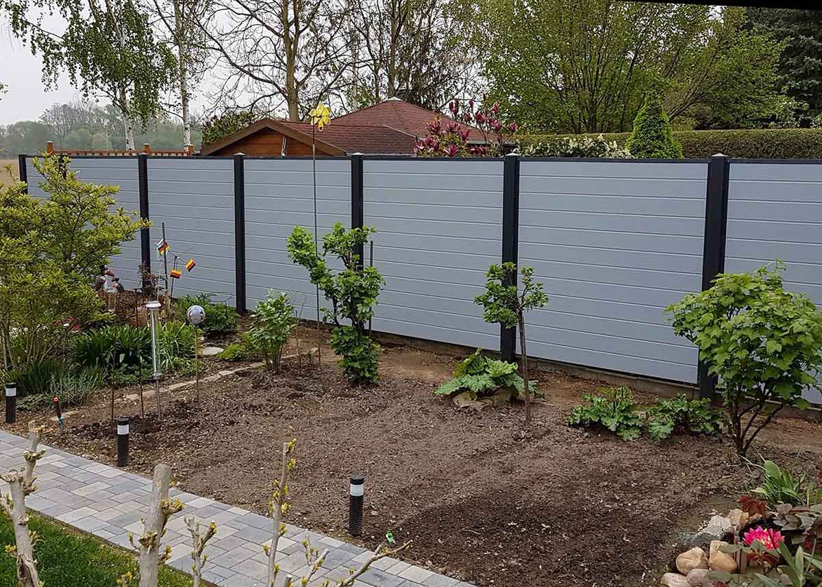 Sichtschutzwand im Garten in Grau und Anthrazit Blickfang zum Nachbar