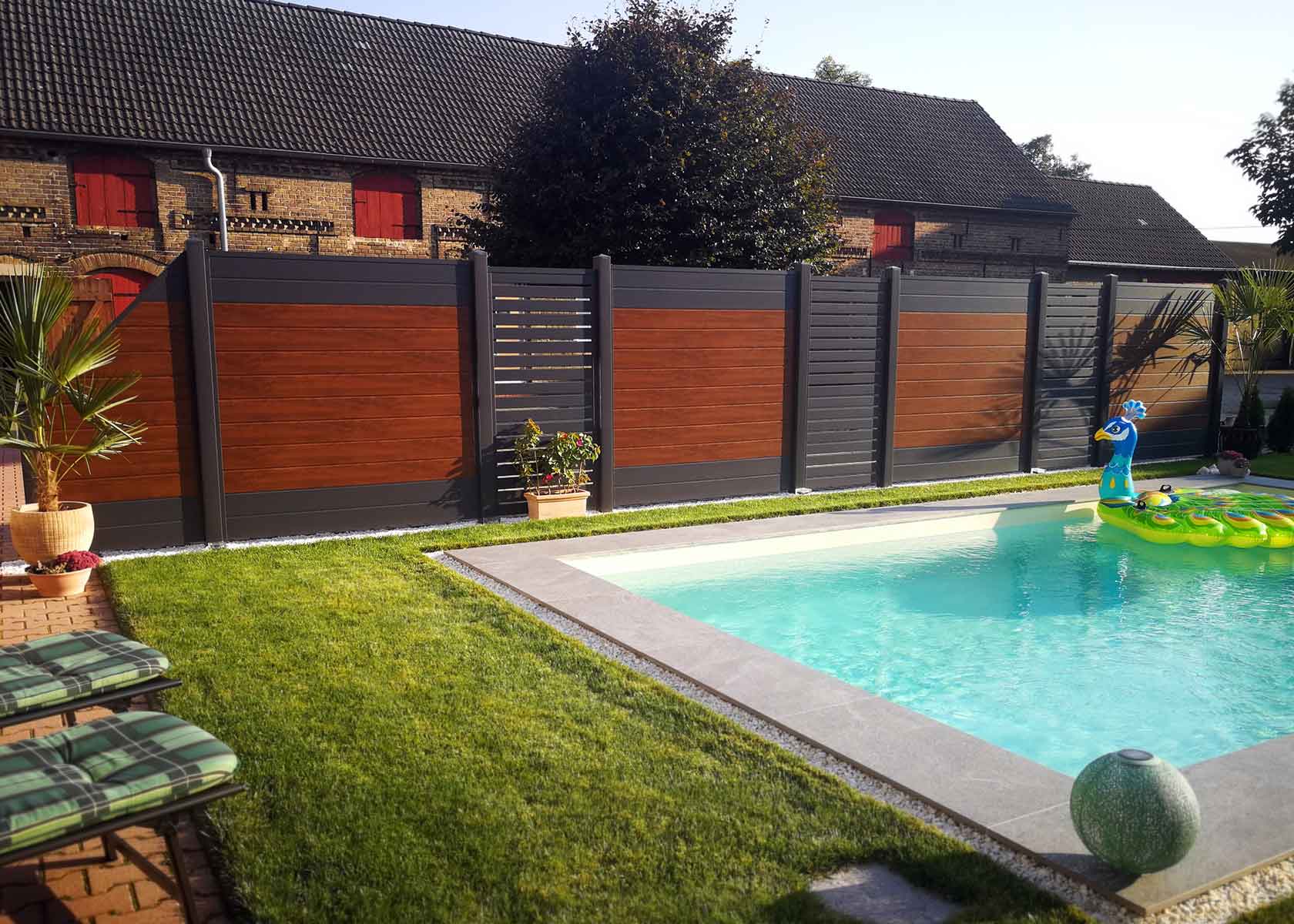 Sichtschutz mit Spaltsichtschutzwand um den Swimming-Pool in Golden Oak Holzoptik und Anthrazit aus Kunststoff
