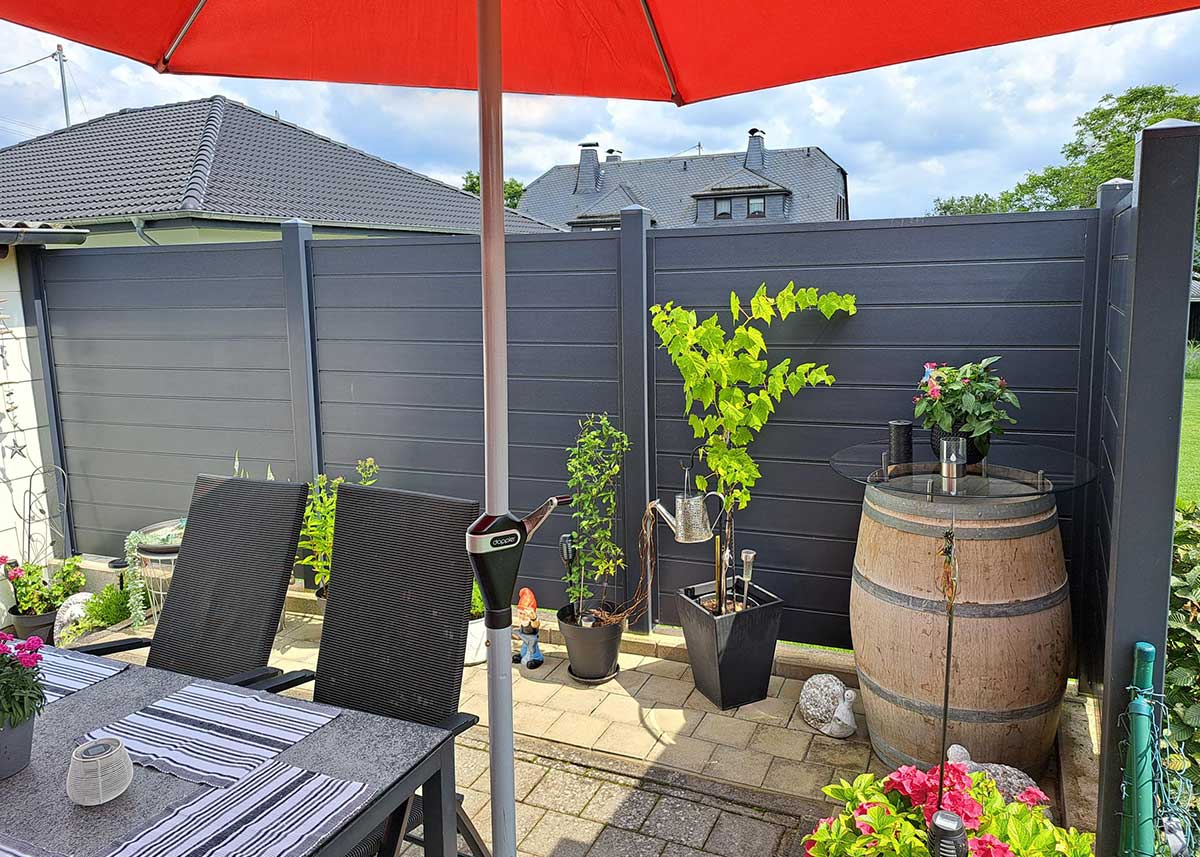 Bausatz PVC Sichtschutz auf Terrasse in dunklen Anthrazit-Grau 