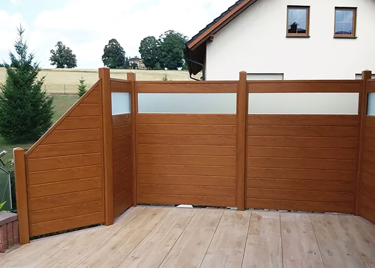 Natürlicher Rückzugsort für die Terrasse: Sichtschutz in Holzoptik mit Acrylglas-Elementen