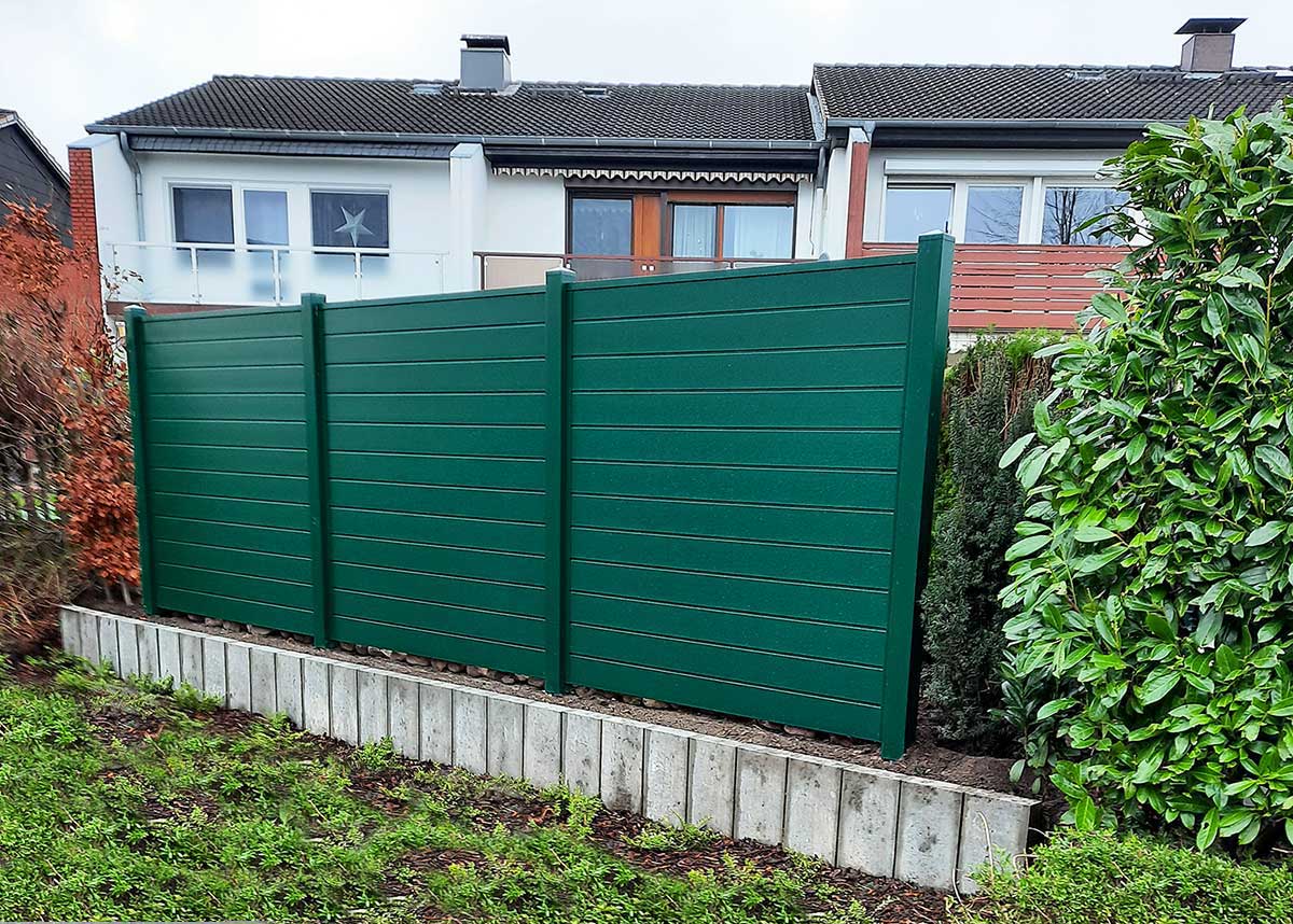 Gartensichtschutzwand aus Kunststoff PVC in Moosgrün Blickschutz