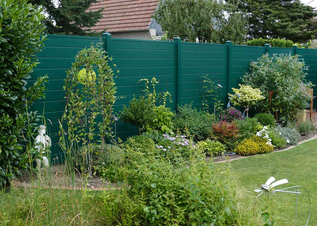 Sichtschutzwand als grüne Wand in Moosgrün im Garten