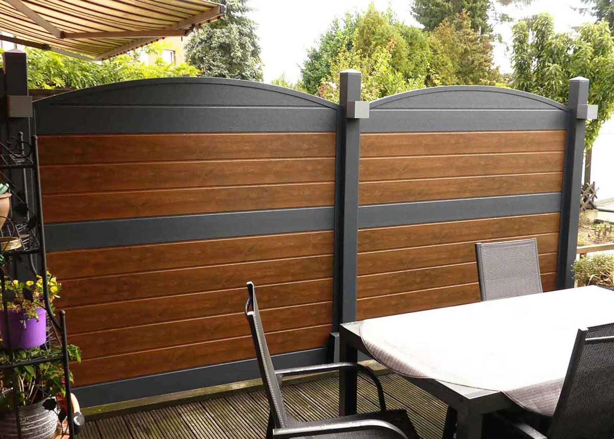 Garten-Terrassen-Abtrennung Sichtschutzwand aus stabilen  Qualitäts-Kunststoff in Holzopik Nussbaum