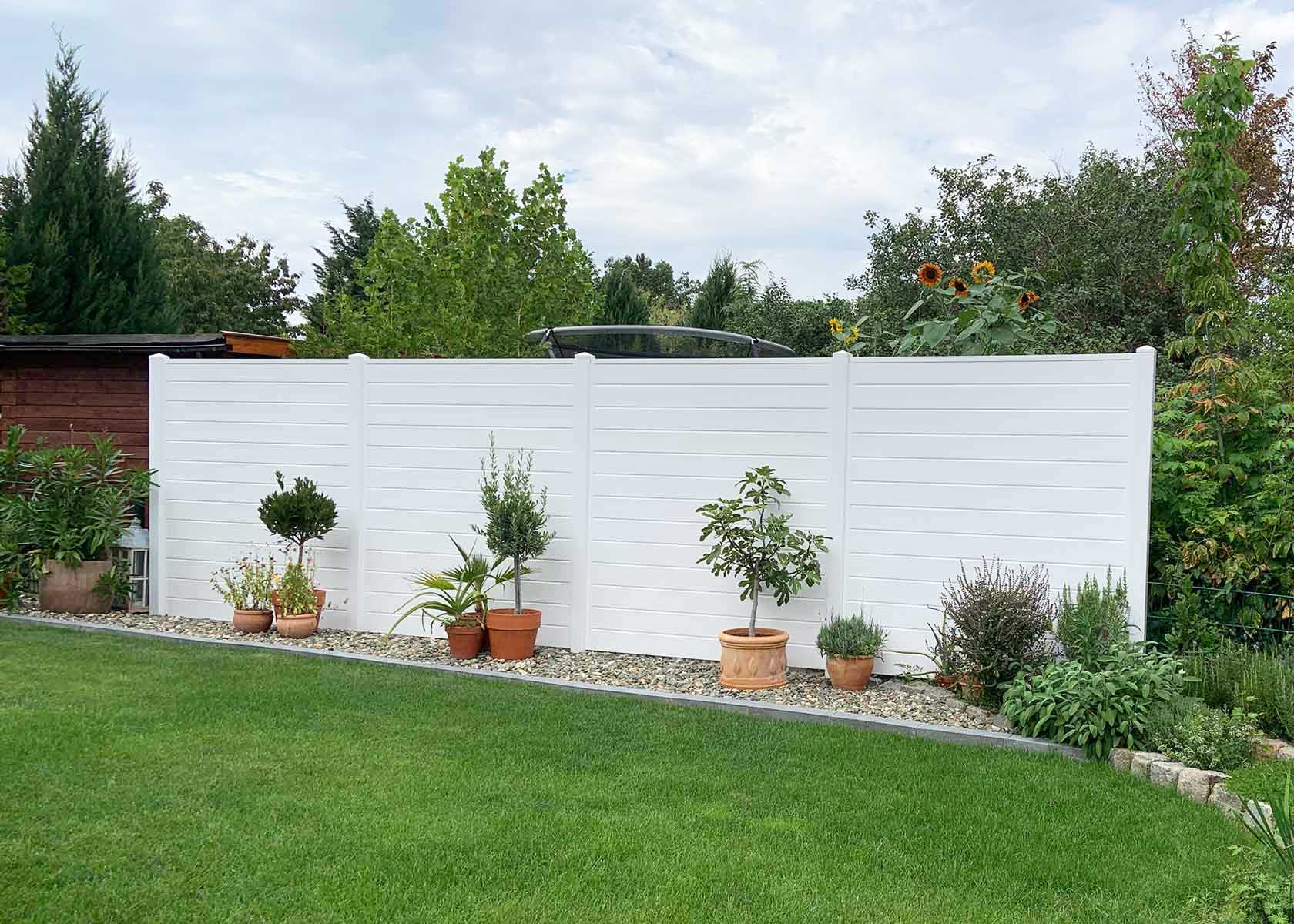 Sichtschutzwand im Garten in einem strahlenden freundlichen Weiß aus Qualitätskunststoff