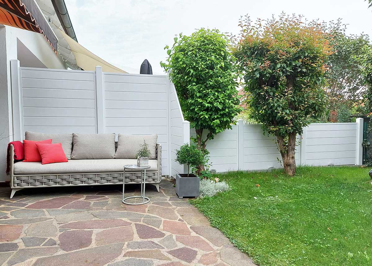 Sichtschutzwand im Garten mit Terrasse zum Nachbarn in Weiß aus Kunststoff