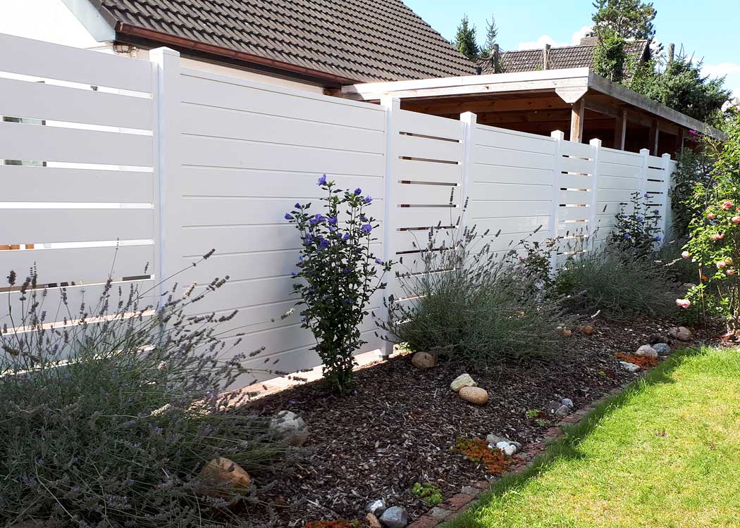Trennwand Garten Kunststoff Ecoline Sichtschutz mit Zierlement im Garten in Weiß