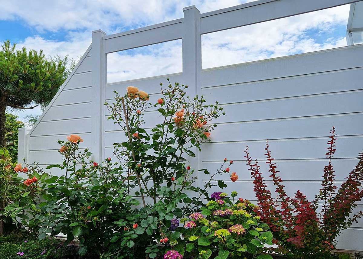 Sichtschutz mit Durchblick: Weißer PVC-Zaun mit Acrylglaseinsatz für Terrassen