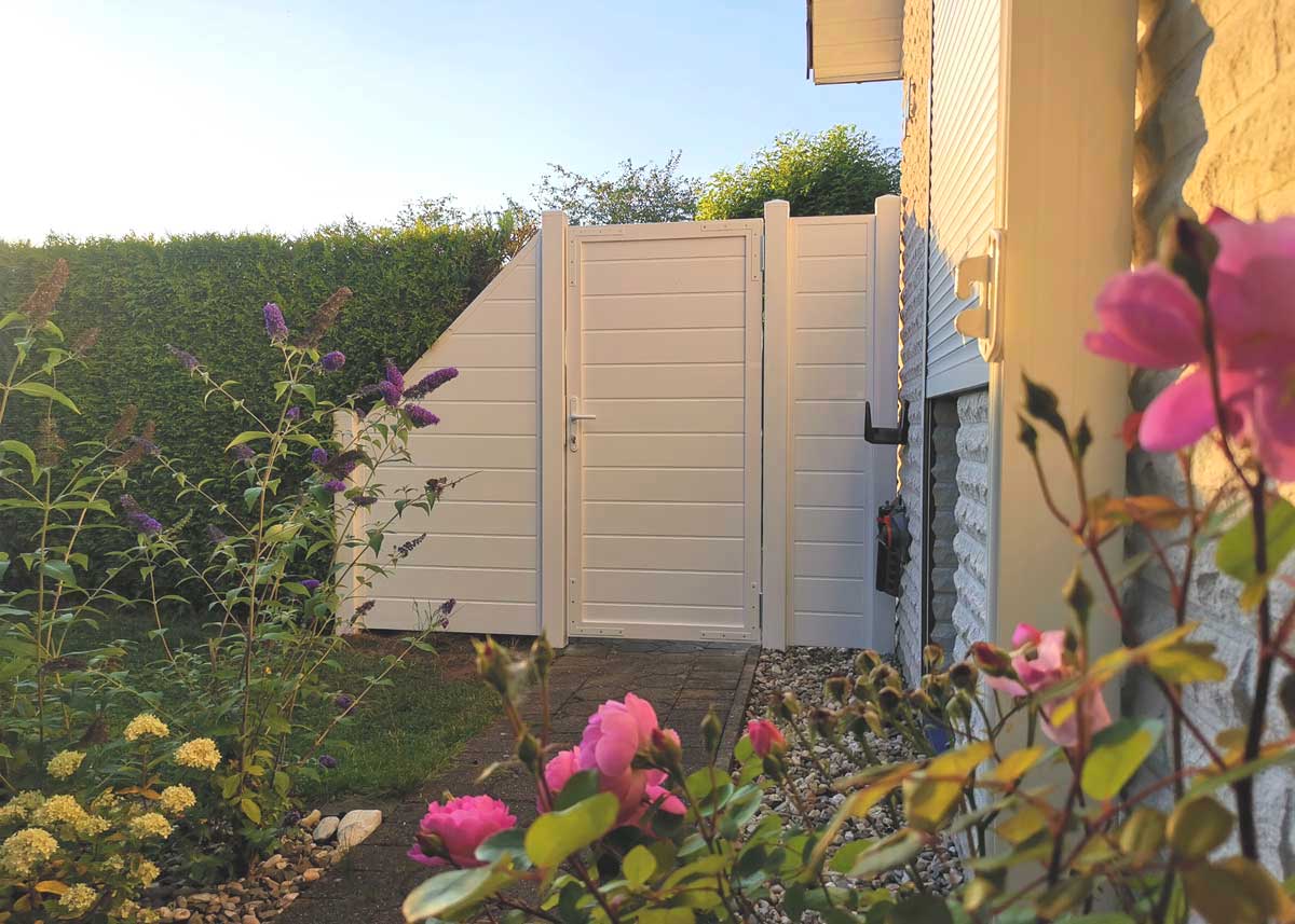 Sichtschutztür in Weiß: Eleganter Schutz für Garten und Terrasse