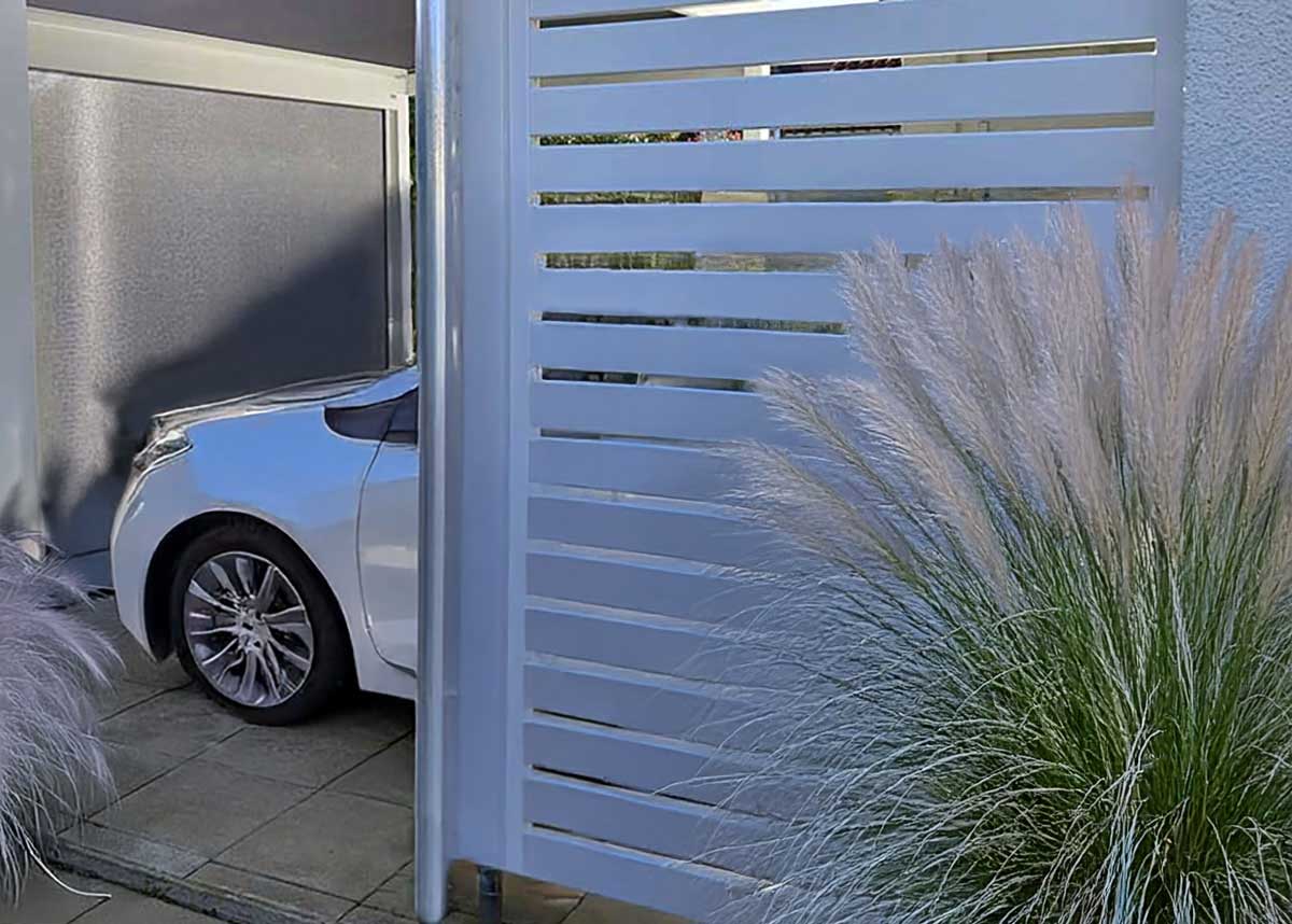 Sichtschutz für Carport montieren, Sichtschutzverkleidung an Carportpfosten befestigen, Sichtschutz am Carport mit Wandhalterung, PVC Sichtschutzelemente für Carport, Carport mit Sichtschutz gestalten