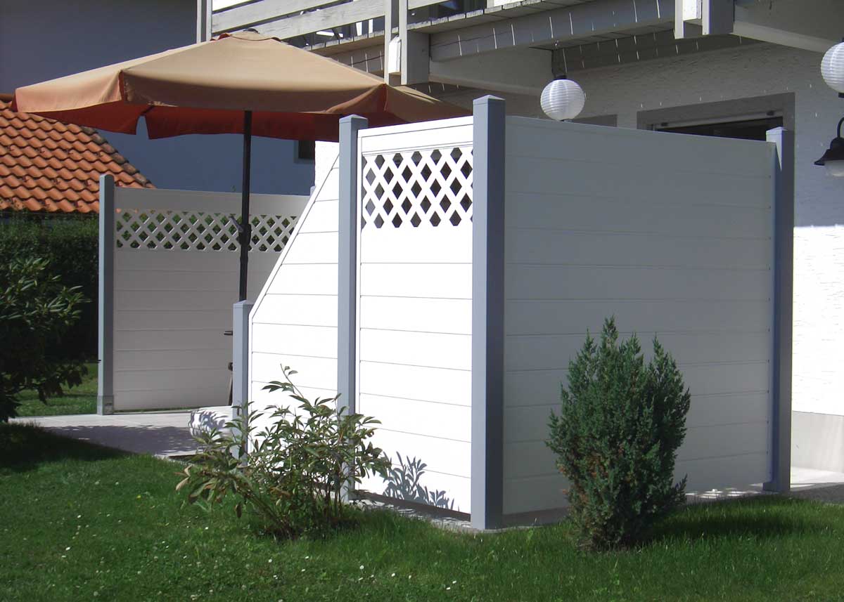 Sichtschutz-Trennwand an der Terrasse – weiß-graues Design mit Schräge