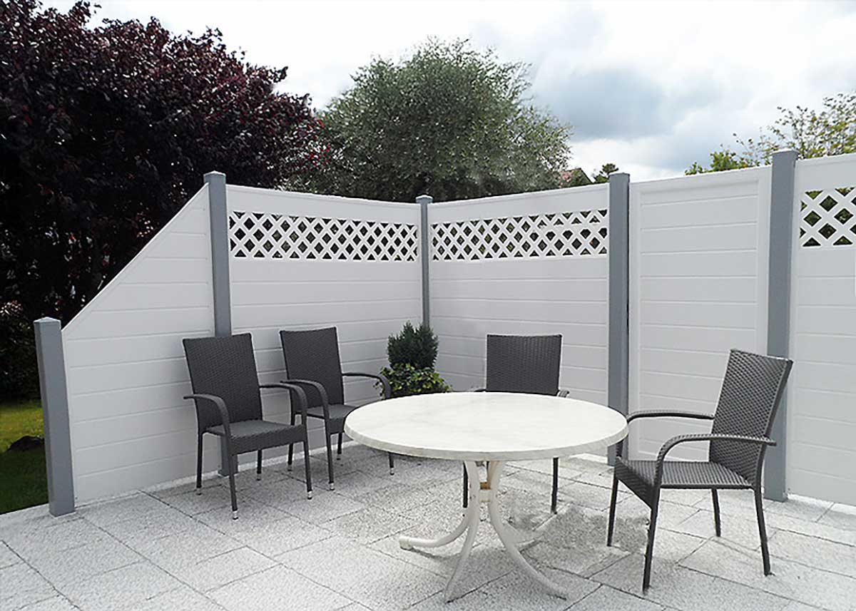 Sichtschutz in Weiß mit grauen Pfosten: Stilvolle Ruhezone auf der Terrasse