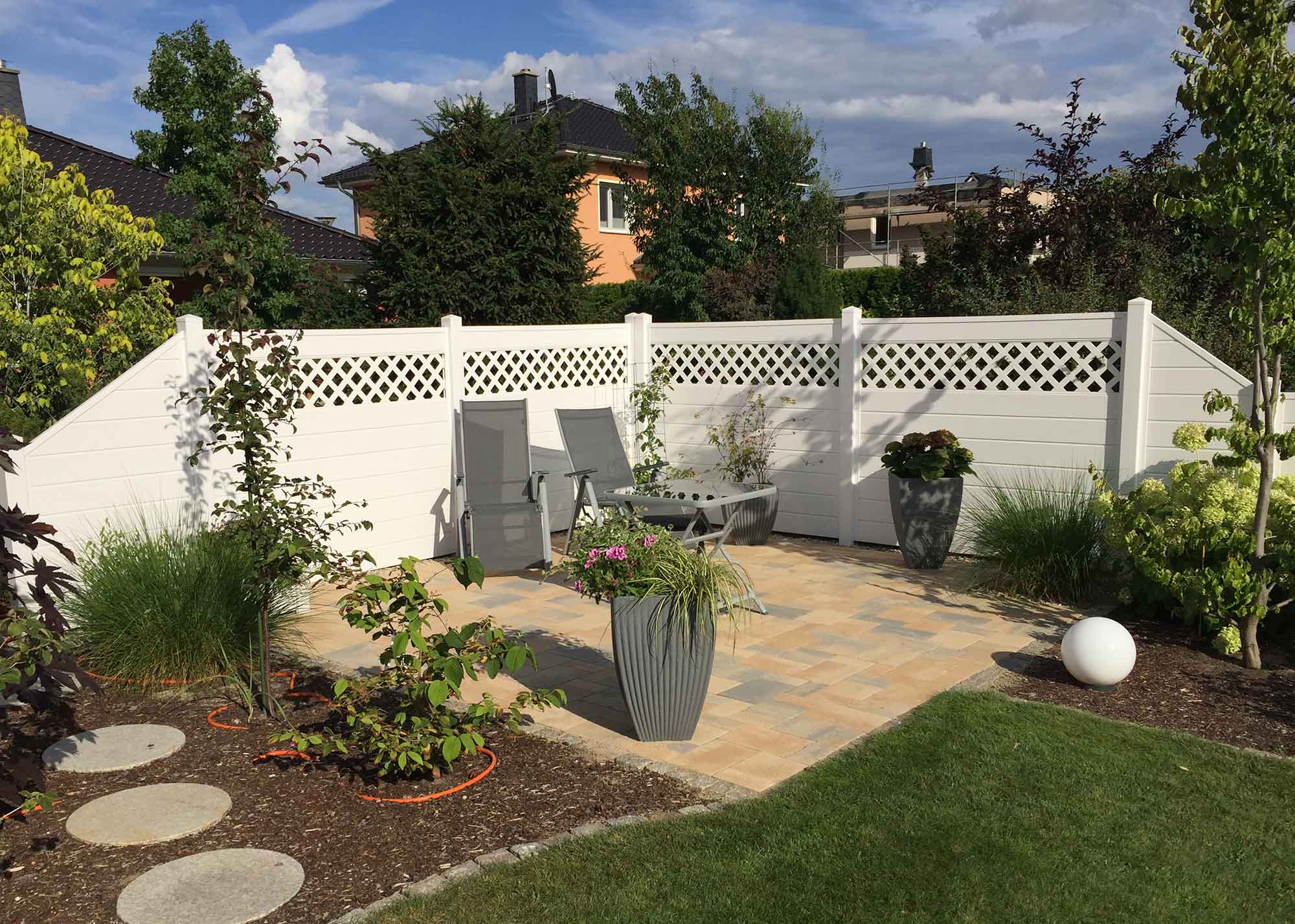 Terrassentrennwand im Garten aus Kunststoff in weiß
