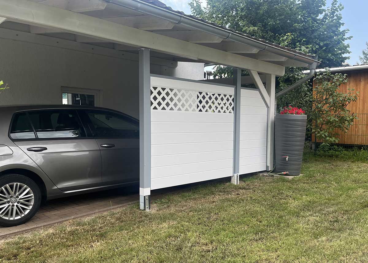 Sichtschutzverkleidung in Weiß: der Carport als geschützter Ort