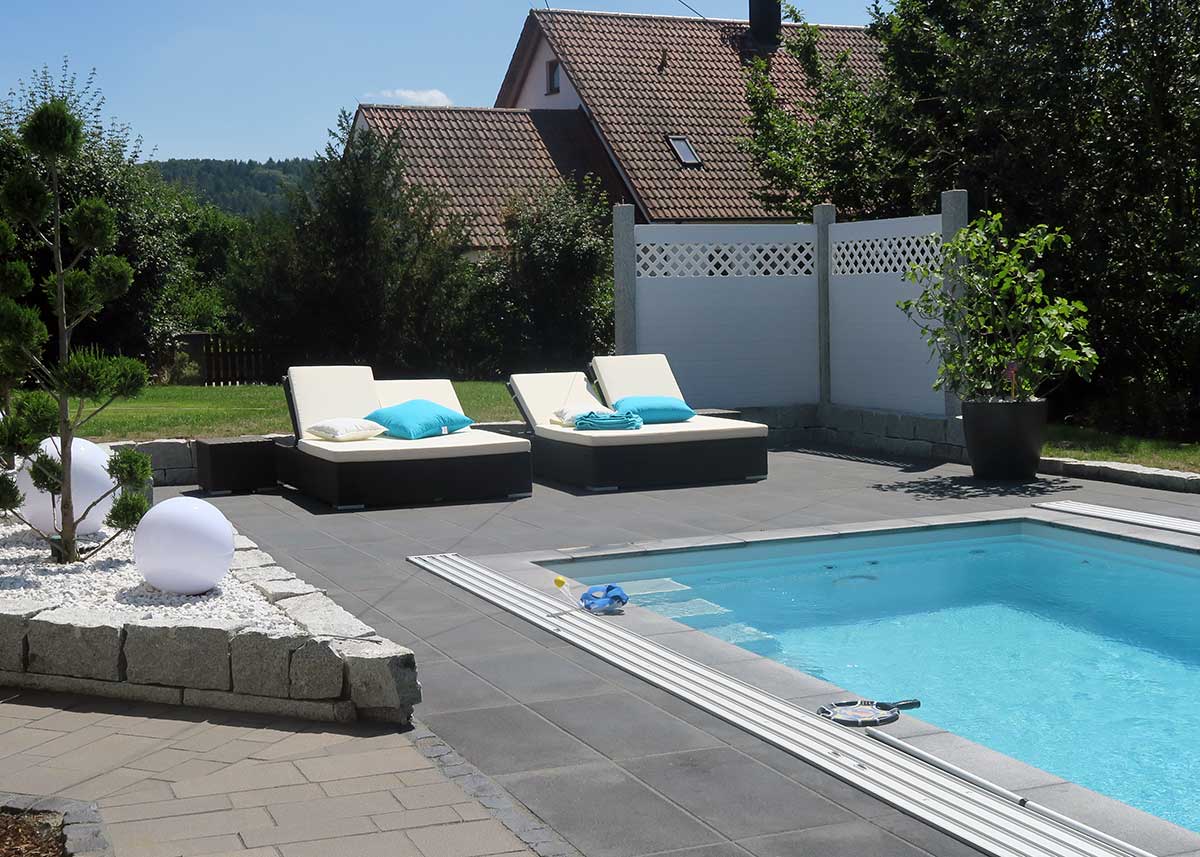 Sichtschutz mit Rankgitter in Weiß: Blickfang am Pool