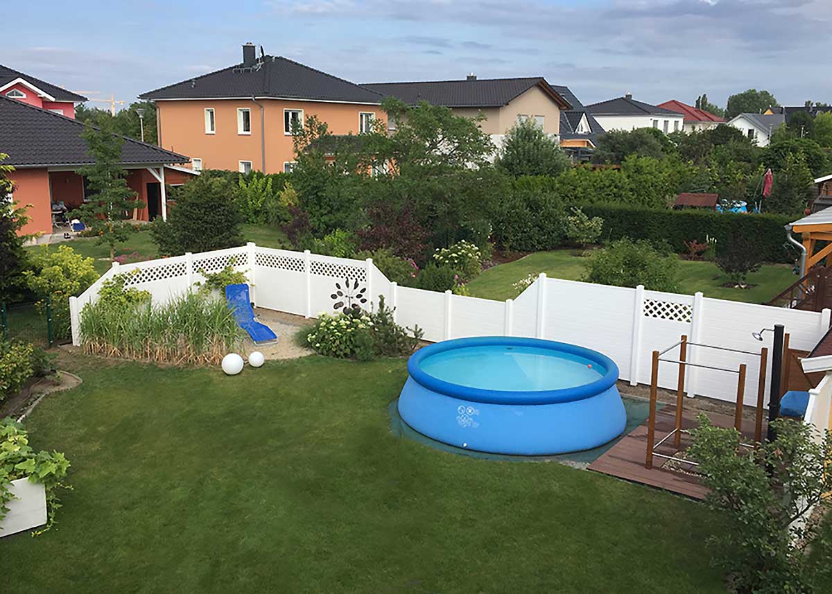 Sichtschutzanlage individuell in Weiß – Ruheoase im Familiengarten