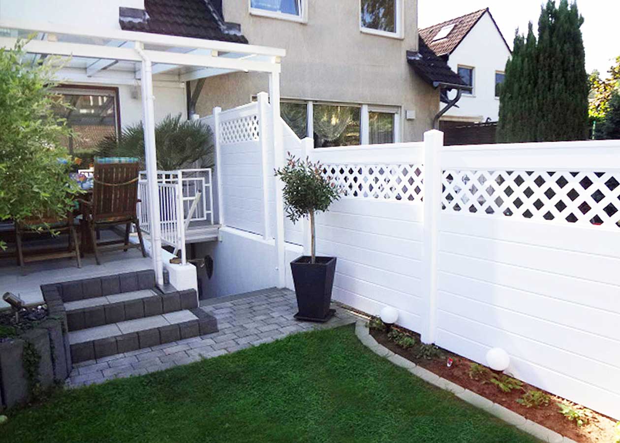 Blickdichte Abgrenzung im Garten in Weiß – so schafft man Ruhe und Schutz