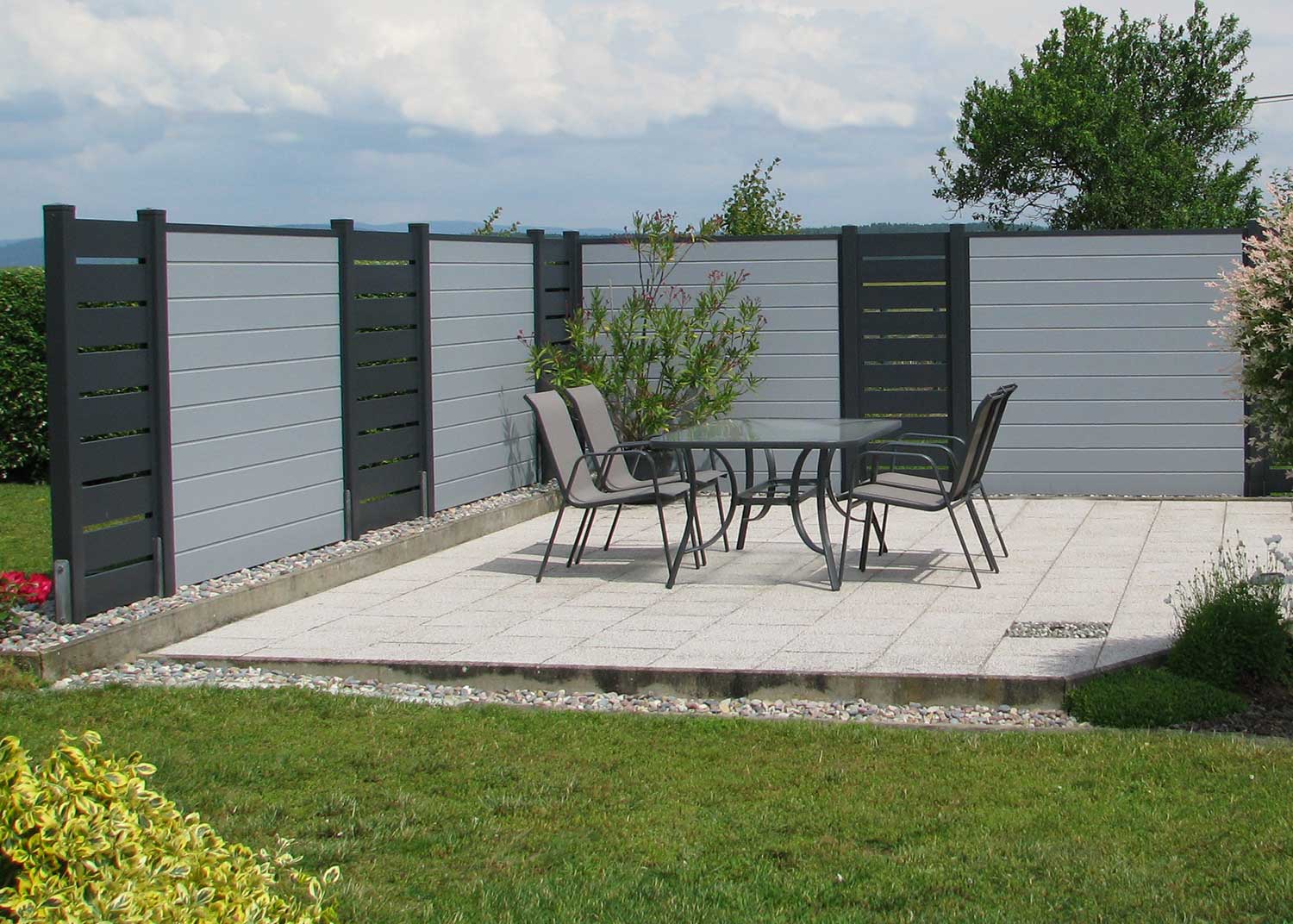 hochwertiger Kunststoffsichtschutz Ecoline in Grau Anthrazit auf Terrasse