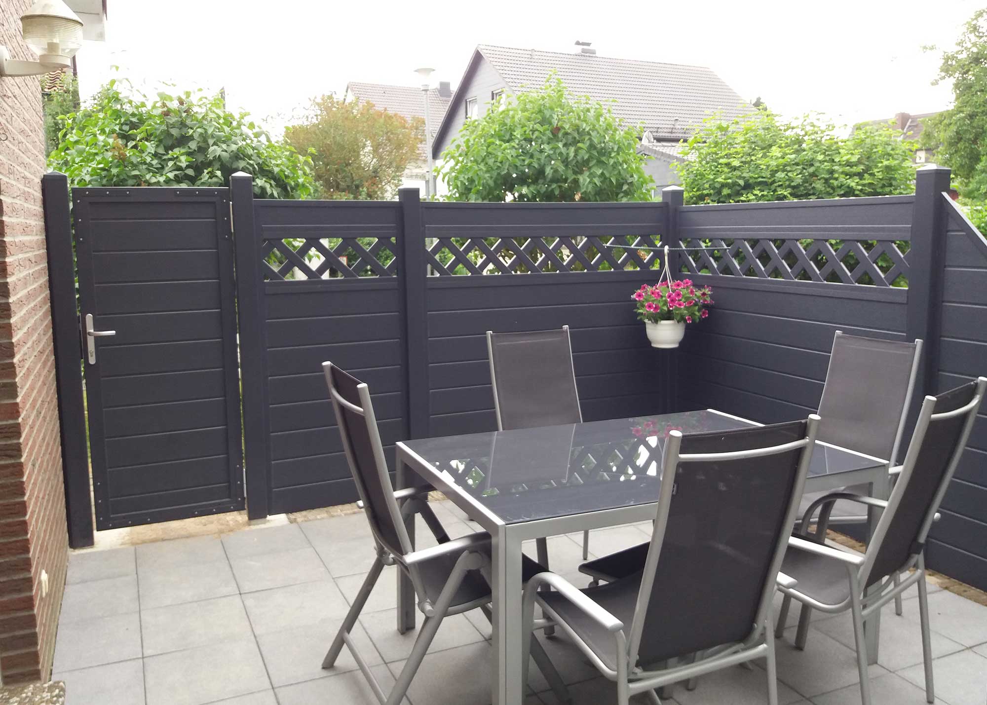 Sichtschutzwand in Anthrazit auf einer Terrasse im Garten mit passender Sichtschutztür