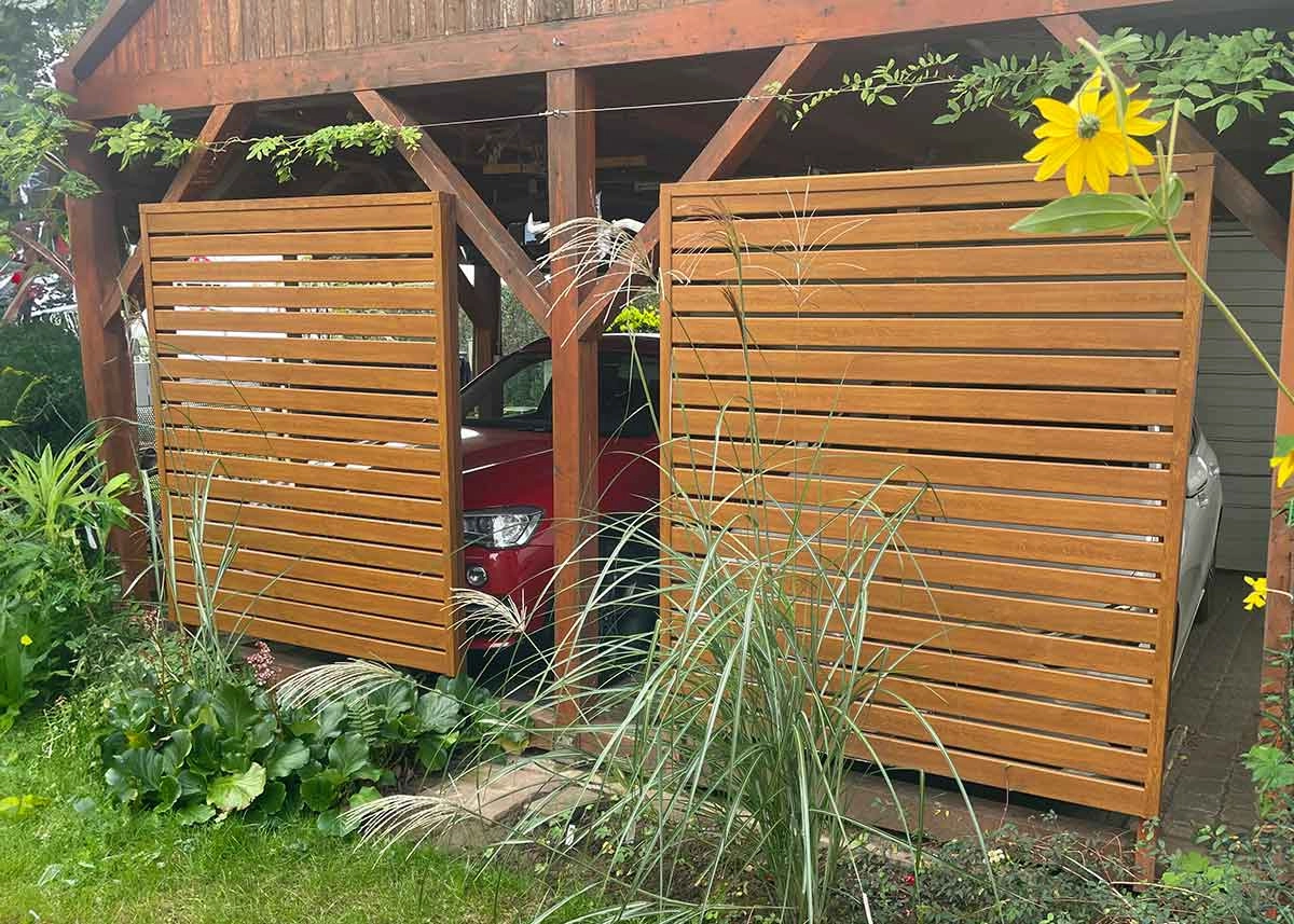 Sichtschutz in Spaltoptik: Carportverkleidung mit Struktur und Luft