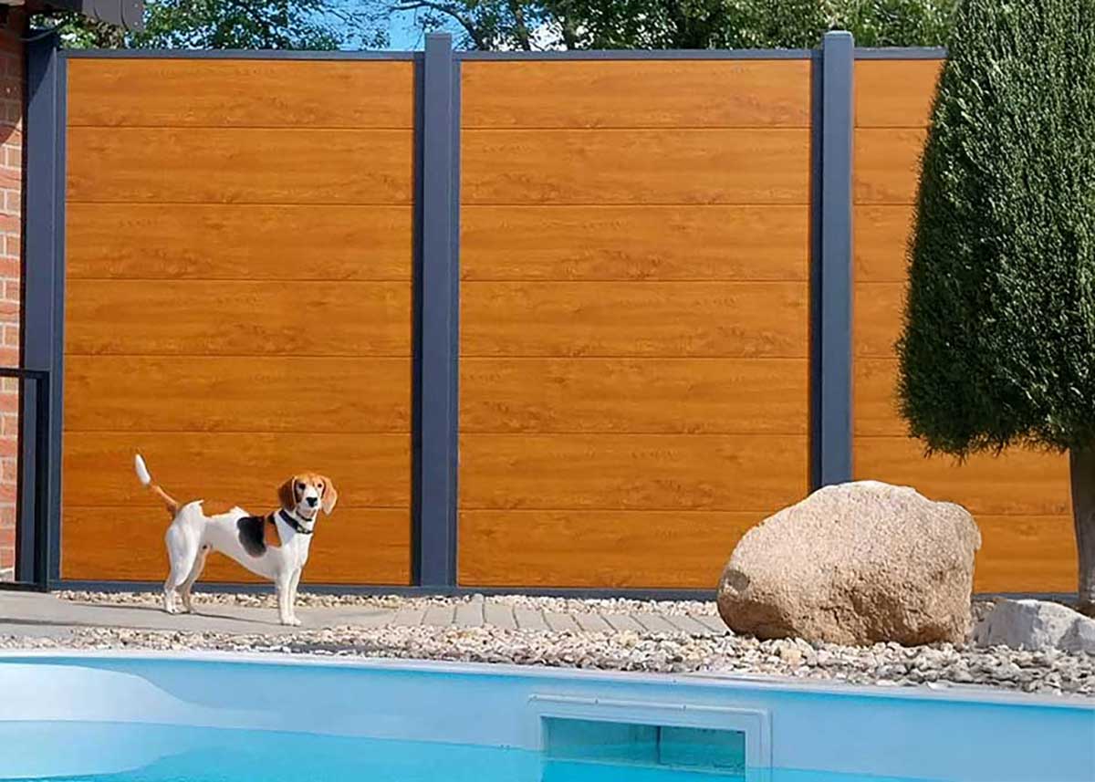 Sichtschutz in Holzoptik am Pool mit extra breiten XL-Paneelen