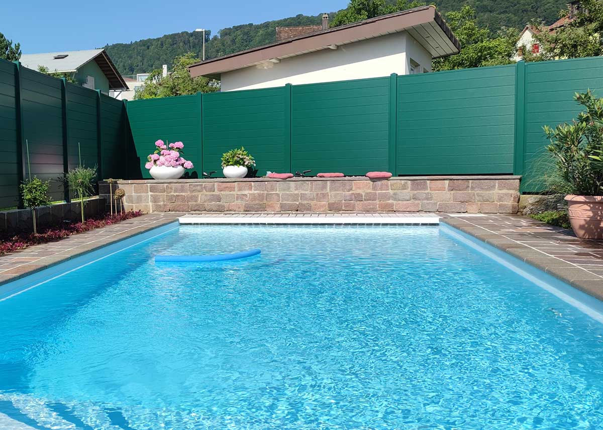 Sichtschutzwand in Grün aus hochwertigen Kunststoff, Heckenersatz am Pool und Badebereich