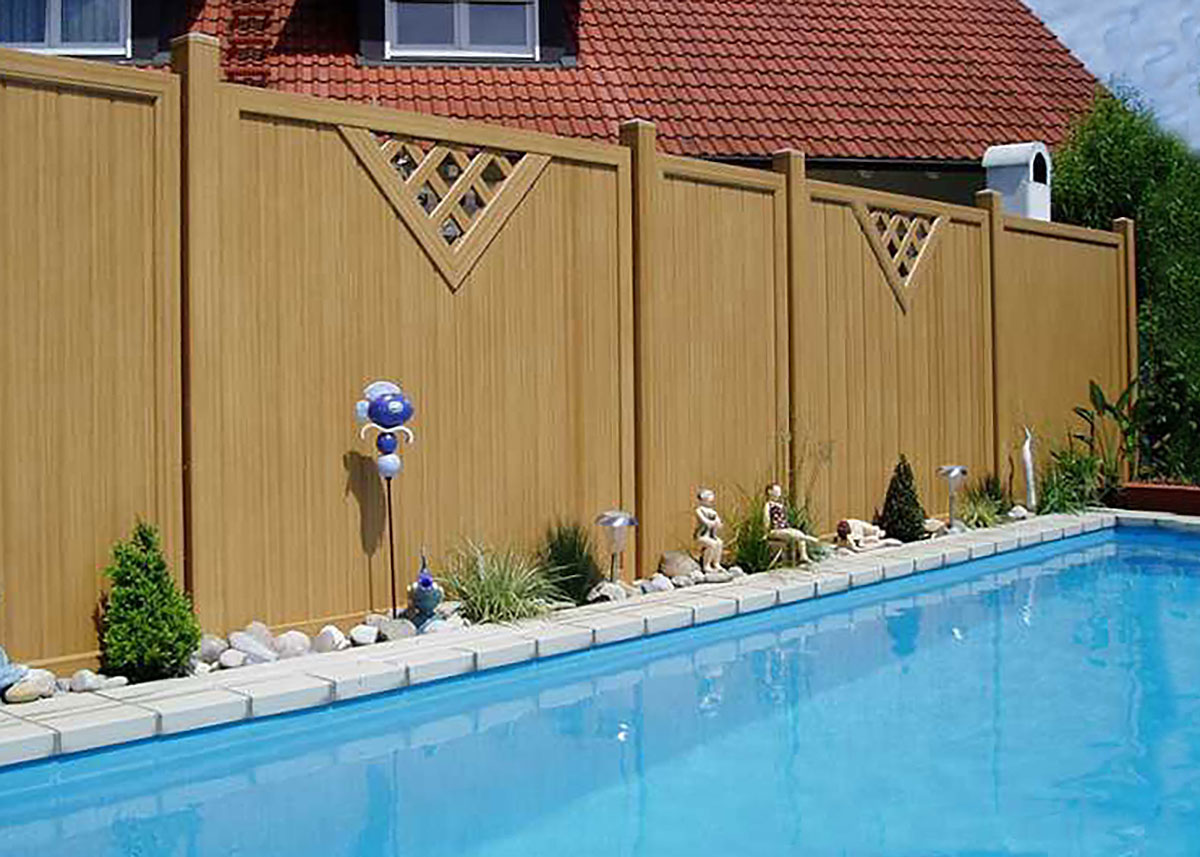 Sichtschutz in Holzoptik am Pool in Kiefer-Optik, mit Rankgitterelementen aus hochwertigen PVC