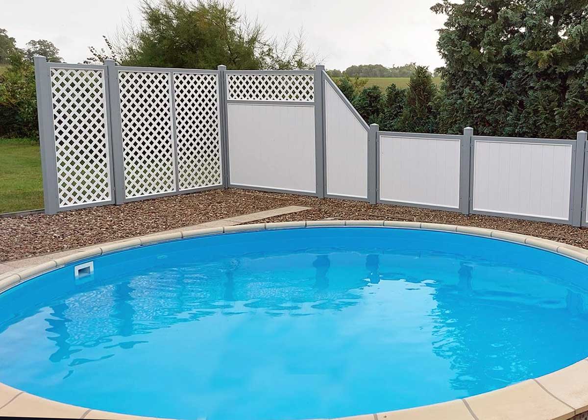 Sichtschutzelement am Pool in Weiß/Grau aus hochwertigen PVC Kunststoff, kein WPC, auf einer Terrasse