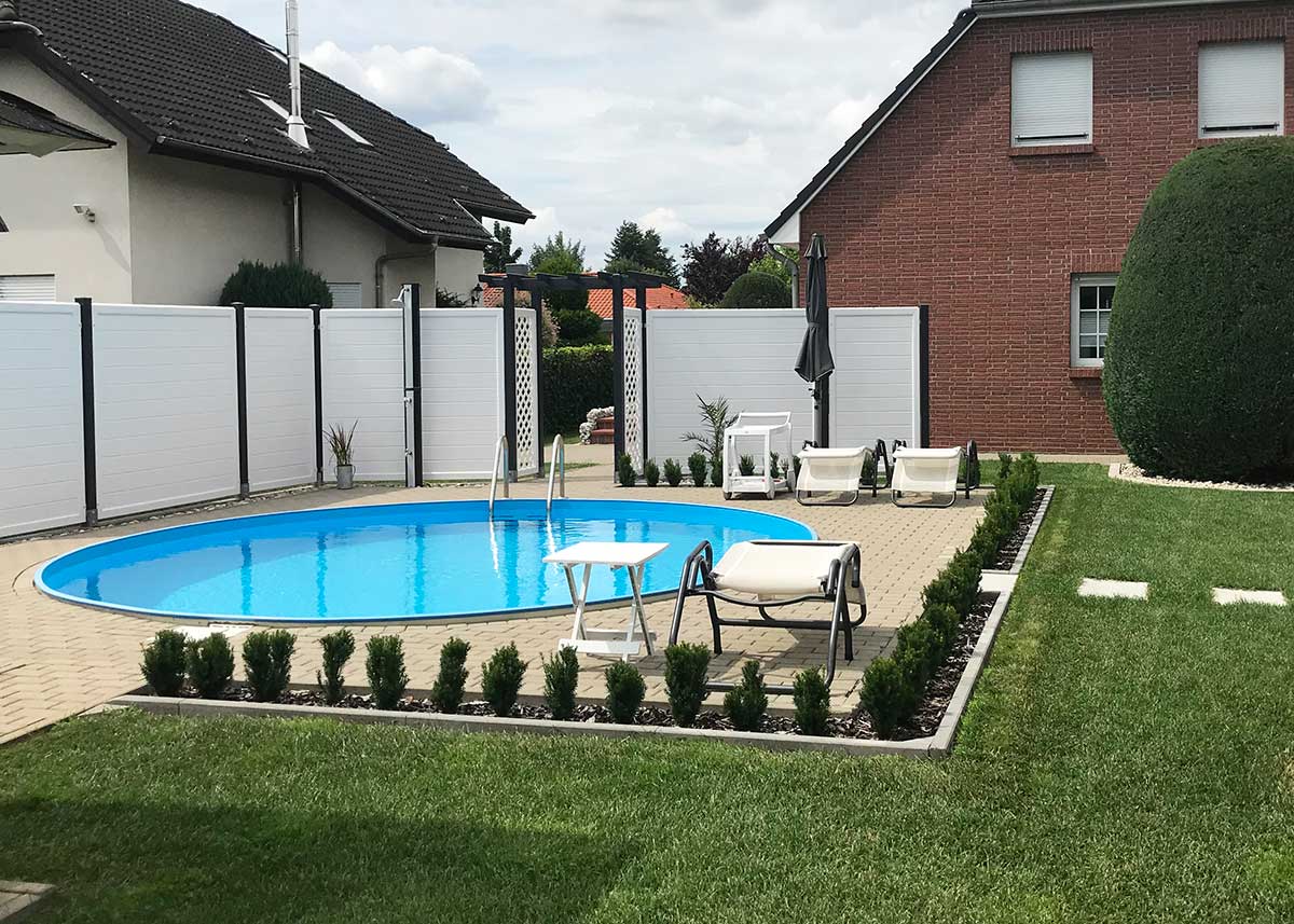 Sichtschutzwand in weiß am Pool und Badebereich in Weiß aus stabilen Qualitätskunststoff