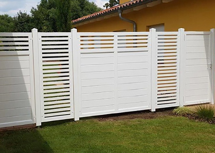 Sichtschutzelement im Garten aus Kunststoff in Weiß im modernen Design mit Rhombusleisten
