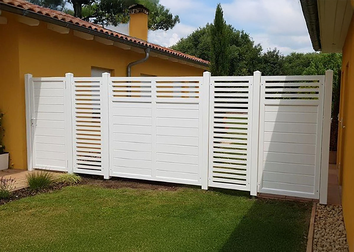 Sichtschutztür in Weiß mit modernen Rhombus-Elementen: Design trifft auf Leichtigkeit