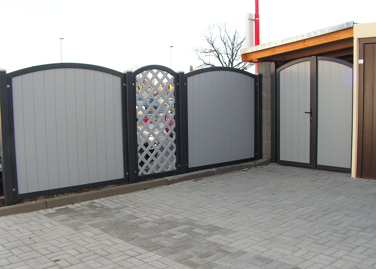 Sichtschutzelement im Garten aus Kunststoff mit Oberbogen und Rankgitter in Grau und Anthrazit