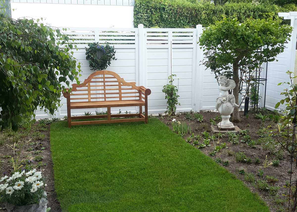 Sichtschutz mit Spaltelemeten, Rhombus-Zaun, in Weiß im Garten